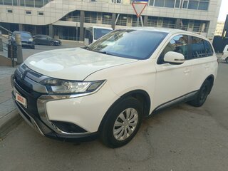 2019 Mitsubishi Outlander III Рестайлинг 3, белый, 1760000 рублей, вид 4