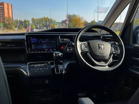 2021 Honda Stepwgn Spada V Рестайлинг, белый, 1950000 рублей - вид 5