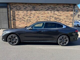 2024 BMW 5 серии 520i VIII (G60/G61/G68), чёрный, 6404543 рублей, вид 2