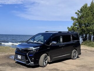 2018 Toyota Voxy III (R80) Рестайлинг, чёрный, 2300000 рублей, вид 3