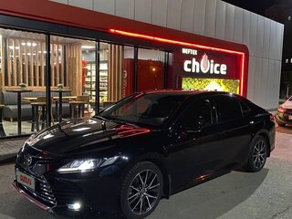 2021 Toyota Camry VIII (XV70) Рестайлинг, чёрный, 2700000 рублей, вид 2