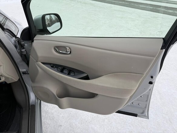 2011 Nissan Leaf (EM61) I (ZE0/AZE0), серый, 625000 рублей - вид 10