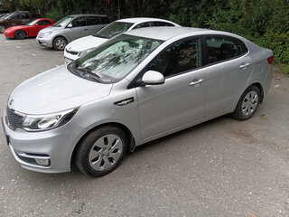 2017 Kia Rio III Рестайлинг, серебристый, 1150000 рублей, вид 1