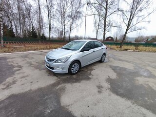 2015 Hyundai Solaris I Рестайлинг, серебристый, 900000 рублей, вид 1