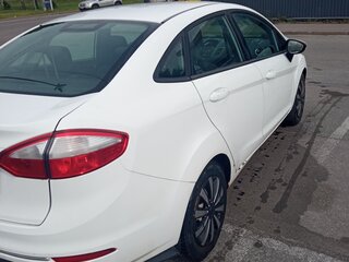 2016 Ford Fiesta Mk6 Рестайлинг, белый, 500000 рублей, вид 5