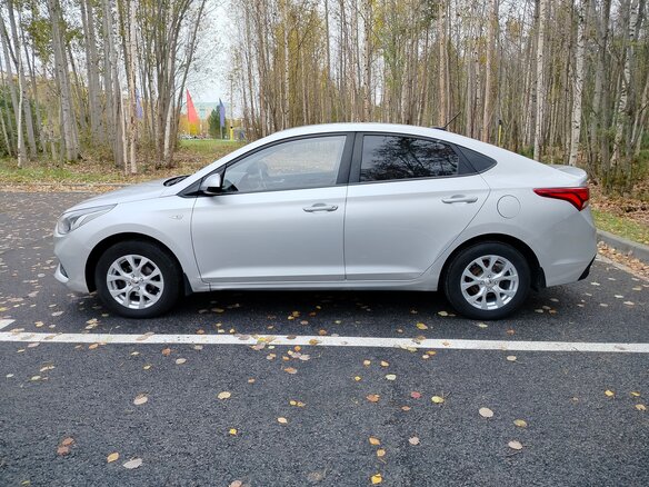 2017 Hyundai Solaris II, серебристый, 990000 рублей - вид 3