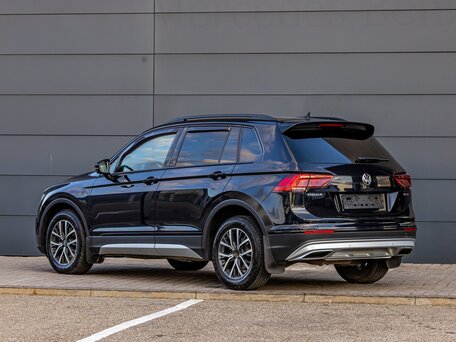2020 Volkswagen Tiguan II, чёрный, 2355000 рублей, вид 4