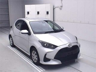 2020 Toyota Yaris IV, серебристый, 900000 рублей, вид 1