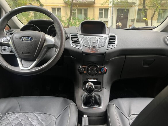 2015 Ford Fiesta Mk6 Рестайлинг, белый, 850000 рублей - вид 9