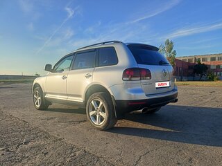 2009 Volkswagen Touareg I Рестайлинг, серебристый, 980000 рублей, вид 4