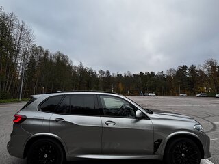 2021 BMW X5 M III (F95), серый, 9000000 рублей, вид 3