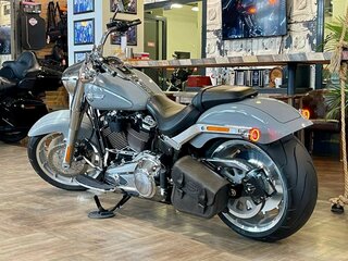 2024 Harley-Davidson Fat Boy, серый, 3099000 рублей, вид 2