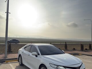 2018 Toyota Camry VIII (XV70), белый, 1850000 рублей, вид 2