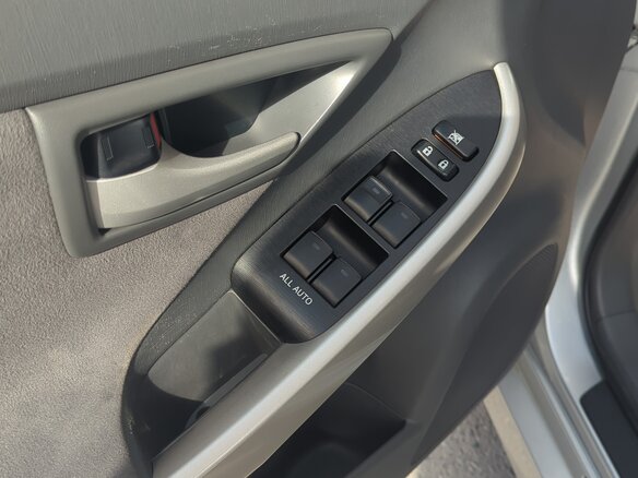 2010 Toyota Prius III (XW30), серебристый, 1250000 рублей - вид 8