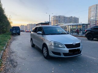 2013 Skoda Fabia II Рестайлинг, серебристый, 590000 рублей, вид 1