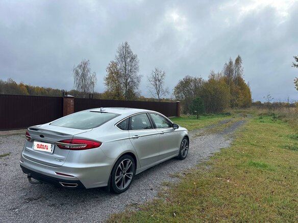 2019 Ford Fusion (North America) II Рестайлинг, серебристый, 2000000 рублей - вид 2