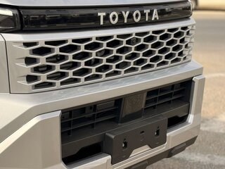 2026 Toyota Hilux IX, серебристый, 9000000 рублей, вид 2