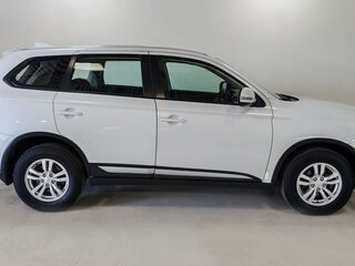 2019 Mitsubishi Outlander III Рестайлинг 3, белый, 2060000 рублей, вид 4