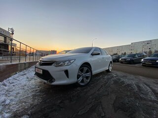 2016 Toyota Camry VII (XV50) Рестайлинг, белый, 2000000 рублей, вид 3