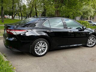 2021 Toyota Camry VIII (XV70), чёрный, 2820000 рублей, вид 3