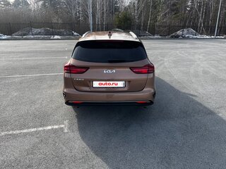 2022 Kia Ceed III Рестайлинг, коричневый, 2000000 рублей, вид 4