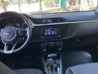 2021 Kia Rio IV Рестайлинг, серебристый, 2100000 рублей, вид 5