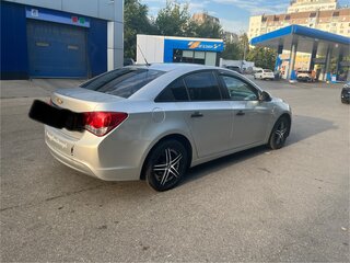 2013 Chevrolet Cruze I Рестайлинг, серебристый, 900000 рублей, вид 3