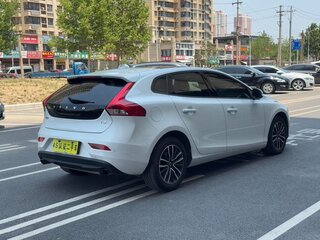 2018 Volvo V40 II Рестайлинг, белый, 1768000 рублей, вид 4