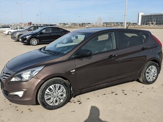 2015 Hyundai Solaris I Рестайлинг, коричневый, 950000 рублей, вид 2