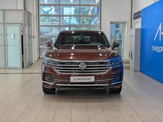 2020 Volkswagen Touareg III, красный, 4750000 рублей, вид 2
