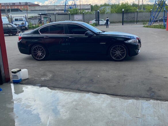 2013 BMW 5 серии 528i xDrive VI (F10/F11/F07), чёрный - вид 1