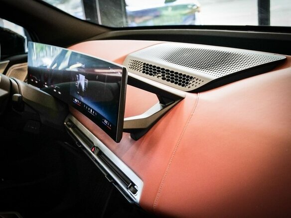 2025 BMW iX M70 I (I20) Рестайлинг, серый - вид 17