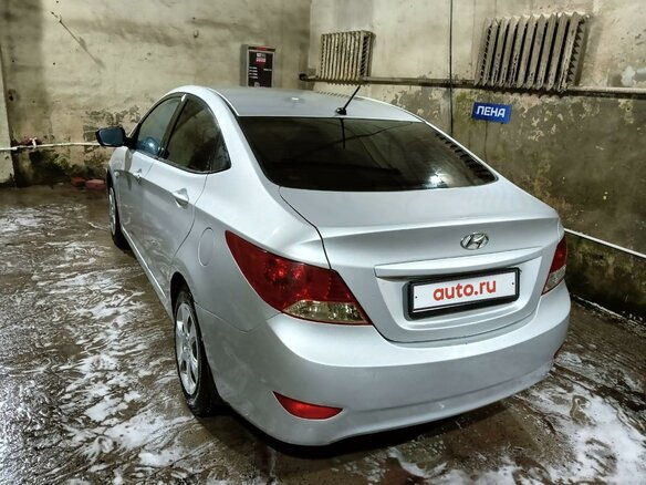 2013 Hyundai Solaris I, серебристый, 750000 рублей - вид 4