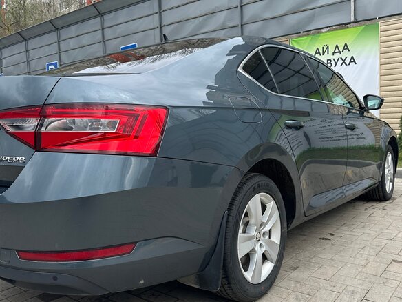 2019 Skoda Superb III, серый, 1820000 рублей - вид 3