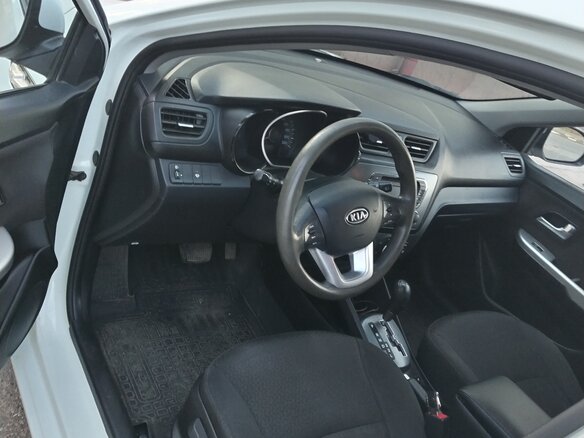 2012 Kia Rio 4-speed III, белый, 700000 рублей - вид 6