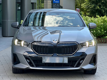 2026 BMW 5 серии 523d xDrive VIII (G60/G61/G68), серый, 8400000 рублей, вид 2