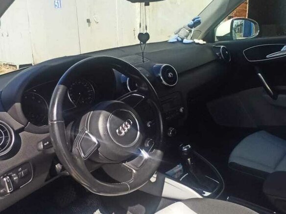 2011 Audi A1 I (8X), белый, 1100000 рублей - вид 4
