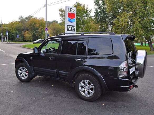 2001 Mitsubishi Montero III, чёрный, 750000 рублей - вид 2