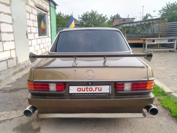 1980 Mercedes-Benz W123 230, золотистый - вид 2
