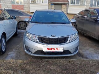 2013 Kia Rio III, серебристый, 850000 рублей, вид 2