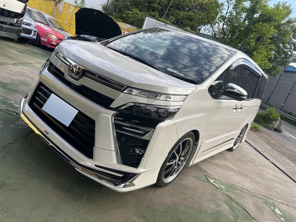 Открыть фотографии: Toyota Voxy III (R80) Рестайлинг