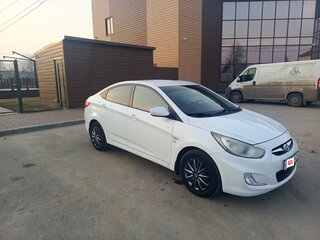 2013 Hyundai Solaris I, белый, 700000 рублей, вид 2
