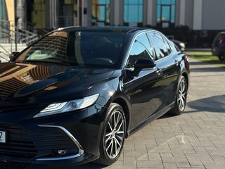 2022 Toyota Camry VIII (XV70) Рестайлинг, чёрный, 4180000 рублей, вид 4