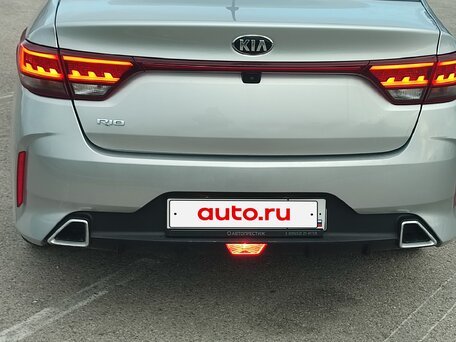 2020 Kia Rio IV Рестайлинг, серебристый, 1600000 рублей, вид 4
