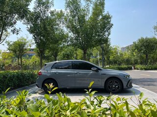 2022 Volkswagen Golf VIII, серый, 1920000 рублей, вид 4