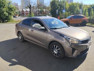 2020 Kia Rio IV Рестайлинг, коричневый, 850000 рублей, вид 2
