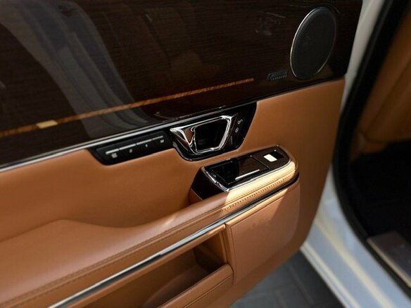 2018 Jaguar XJ IV (X351) Рестайлинг, белый, 3900000 рублей - вид 35