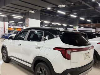 2023 Kia Seltos I Рестайлинг, белый, 1520000 рублей, вид 5