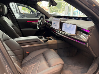 2025 BMW 7 серии 740i xDrive VII (G70), серый, 20858000 рублей, вид 3