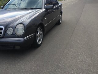 1998 Mercedes-Benz E-Класс 240 II (W210, S210), серый, 450000 рублей, вид 1